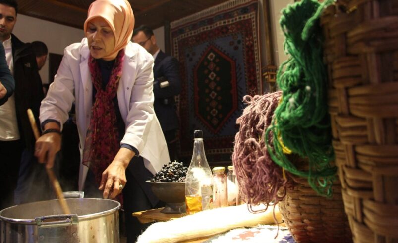 Bu halılar rengini “süper meyve”den alıyor: “Kendi hasadımızla bunu yapıyoruz”