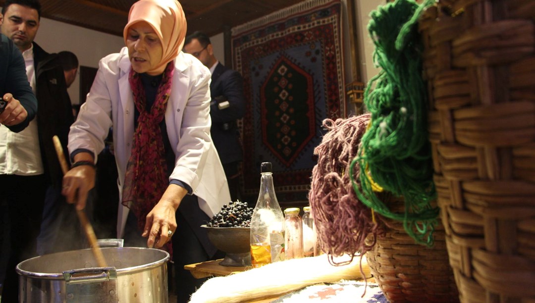 Bu halılar rengini “süper meyve”den alıyor: “Kendi hasadımızla bunu yapıyoruz”